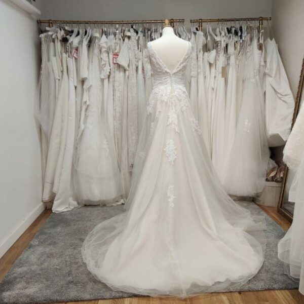robe mariée dos échancré et traine élégante