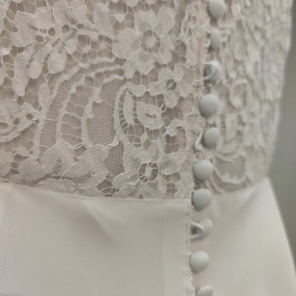 robe de mariée bohème - dentelle fine et boutons