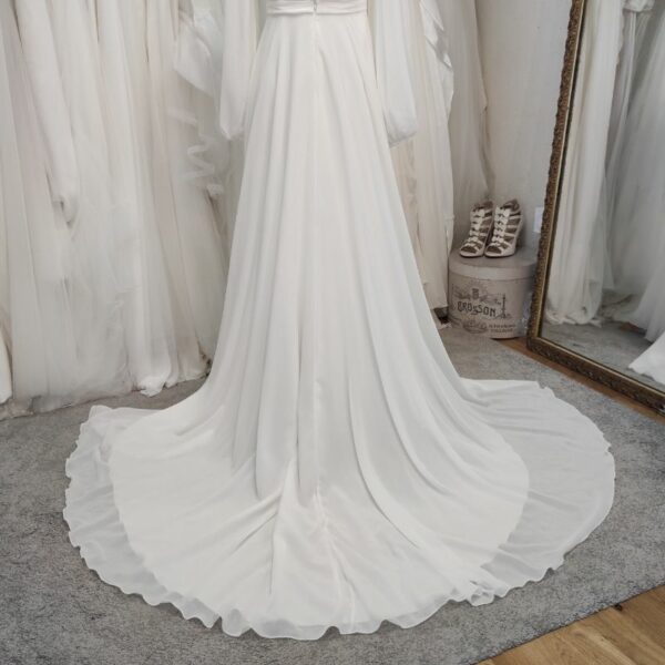 robe de mariée en mousseline avec une jolie traine