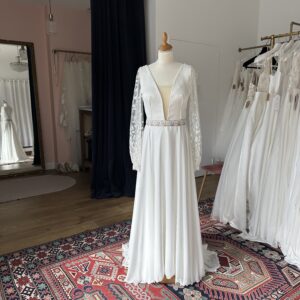 robe de mariée chic épurée avec décolleté plongeant en v- Mes plus belles occasions - Toulouse