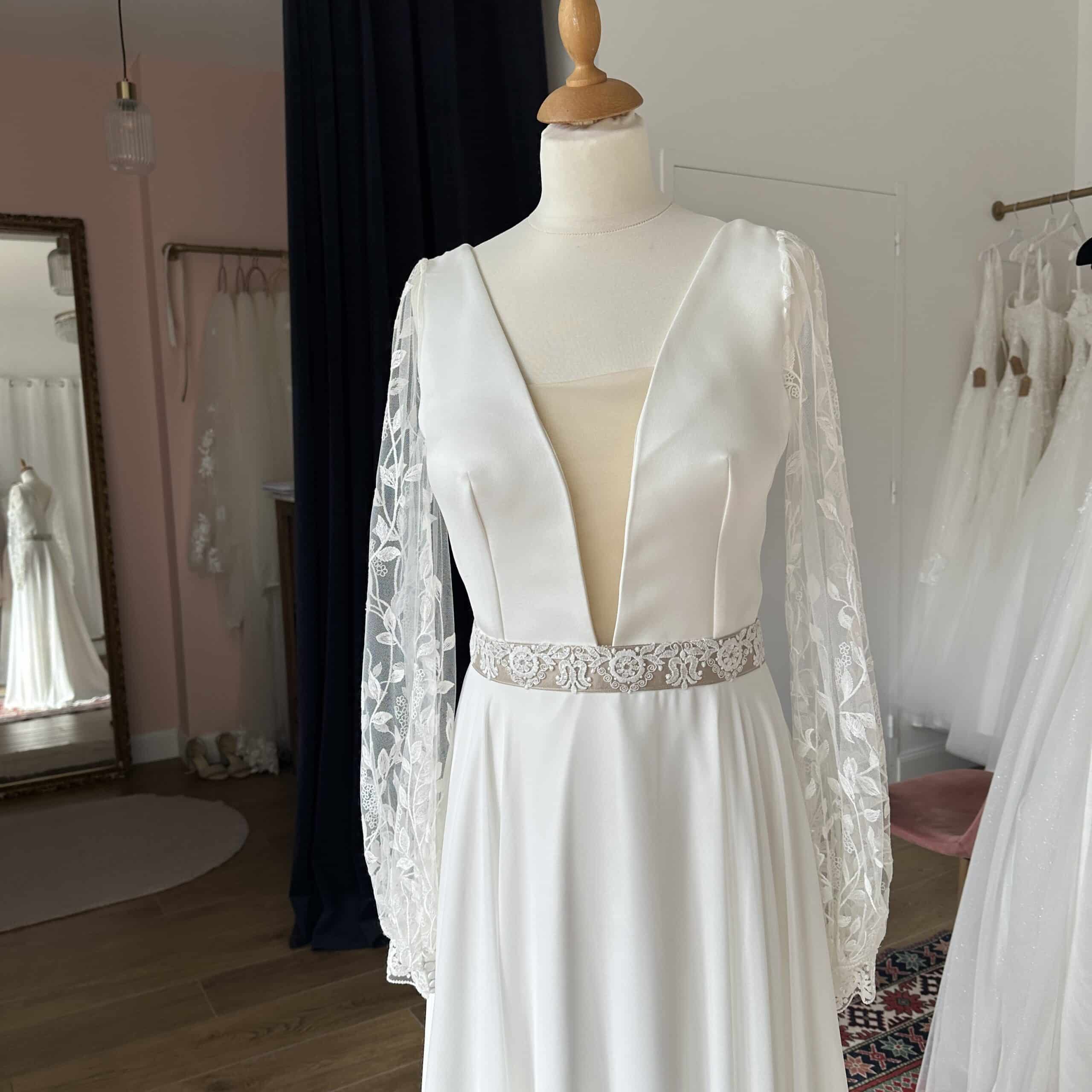 robe de mariée chic épurée avec décolleté plongeant en v- Mes plus belles occasions - Toulouse