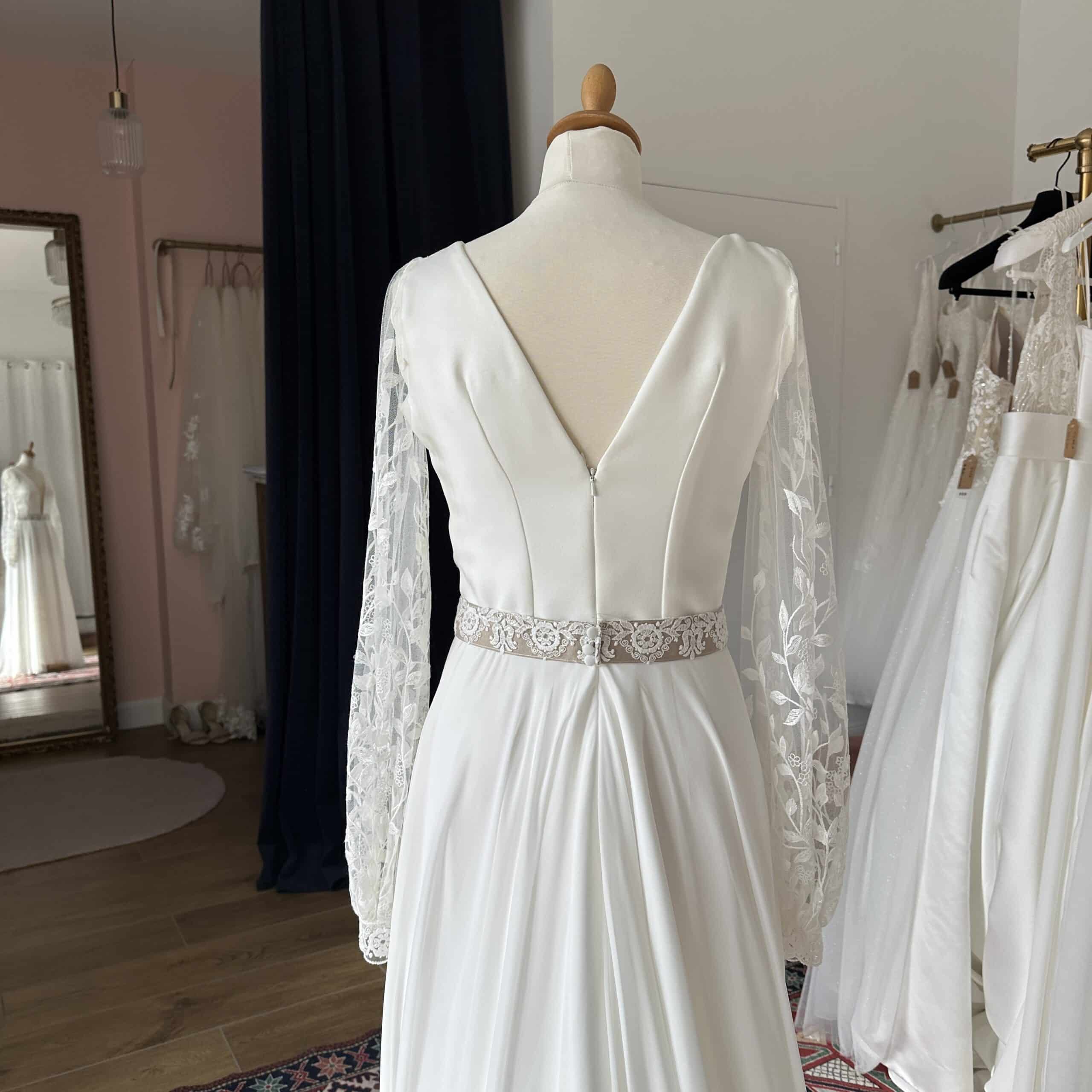 robe de mariée chic épurée avec décolleté plongeant en v- Mes plus belles occasions - Toulouse