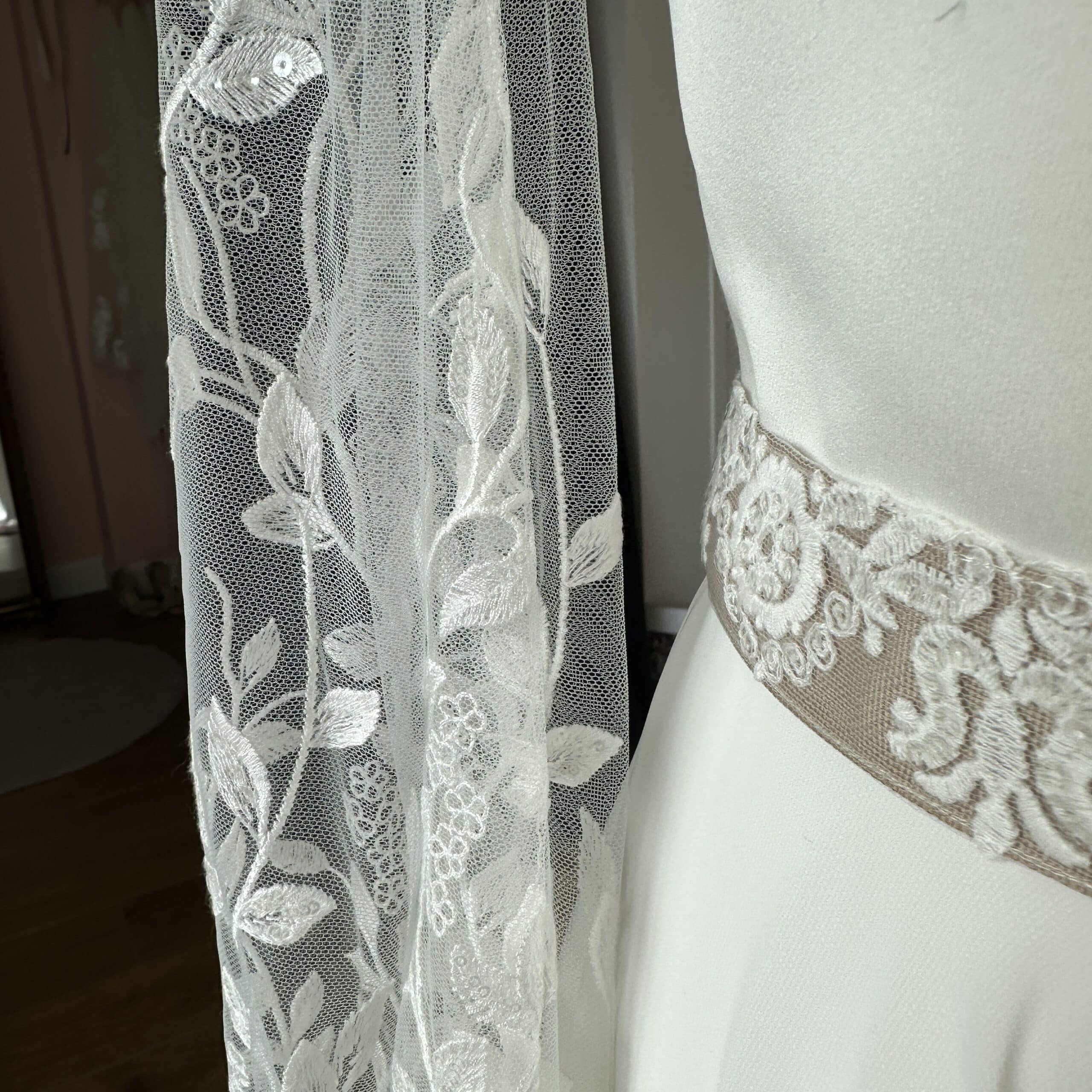 robe de mariée chic épurée avec décolleté plongeant en v- Mes plus belles occasions - Toulouse