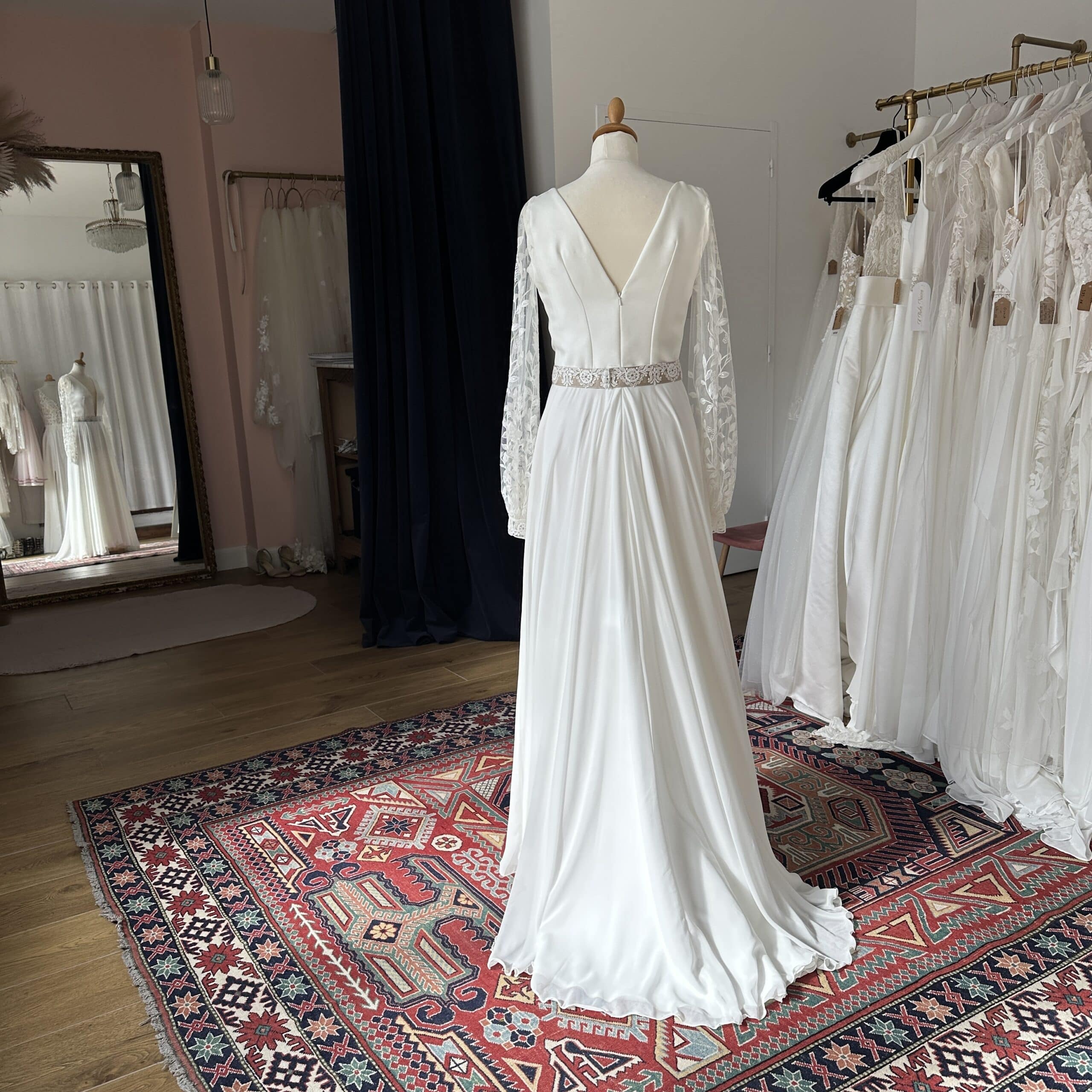 robe de mariée chic épurée avec décolleté plongeant en v- Mes plus belles occasions - Toulouse
